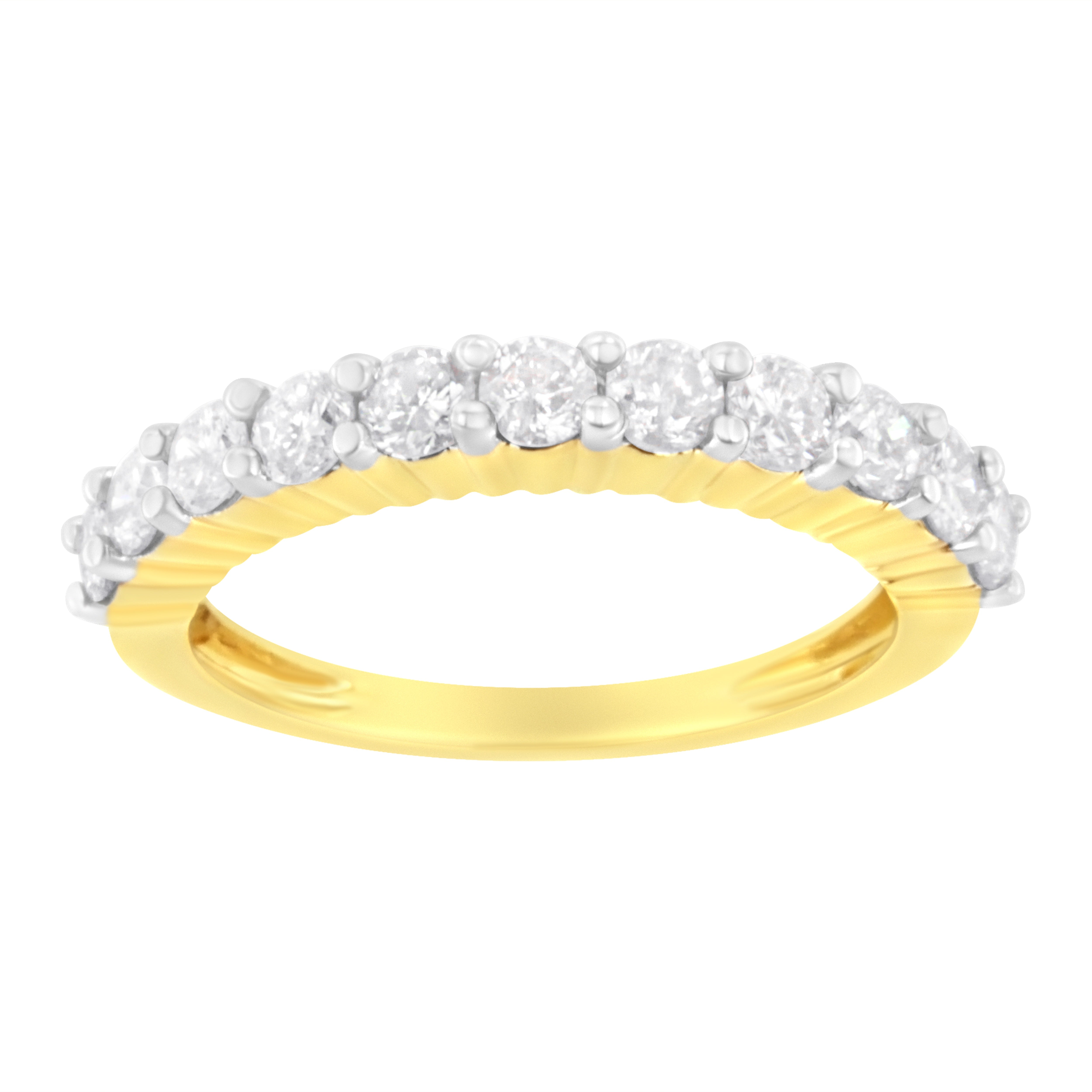 خاتم زفاف من الذهب الأصفر عيار 10 قيراط مرصع بالألماس المعتمد من IGI بوزن قيراط واحد بتصميم شريطي مخدد (لون J-K، نقاء I1-I2) - مقاس 8