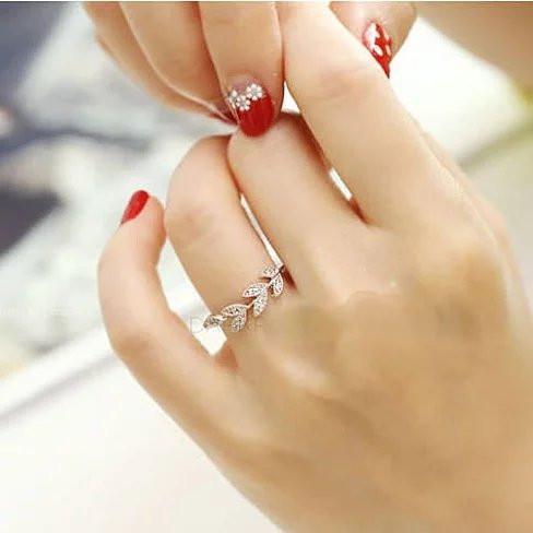 Vine and Dine Delicate Leaf Ring