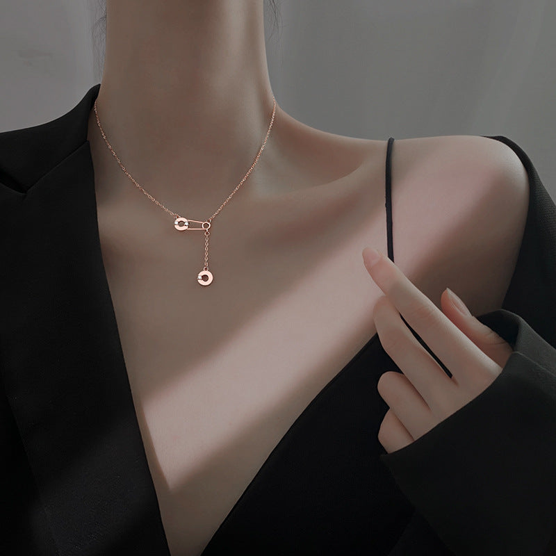 سلسلة ترقوة بدبوس فضة استرلينية بتصميم فريد