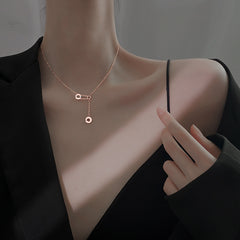 سلسلة ترقوة بدبوس فضة استرلينية بتصميم فريد