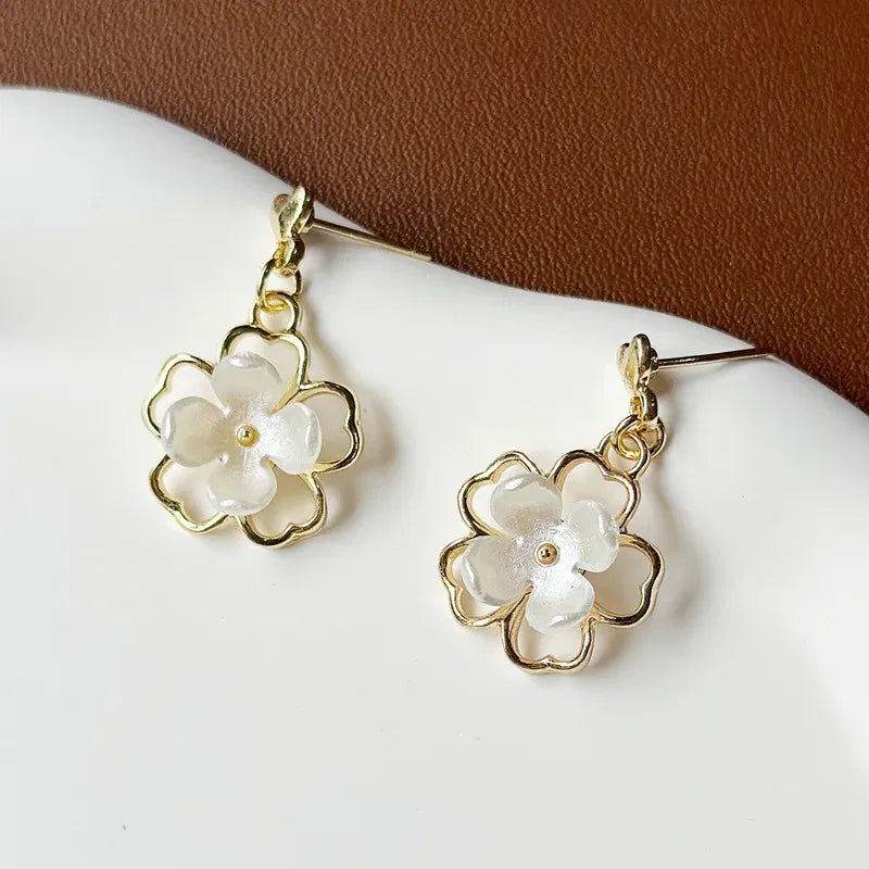 2024 New fashion hold flower earings women gender ceremony senior sense early warming party jewelry gift hot selling